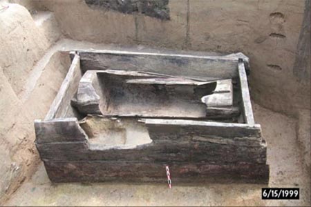 Sarcophage vide et chambre funéraire