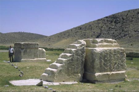 Les deux autels de Pasargades.