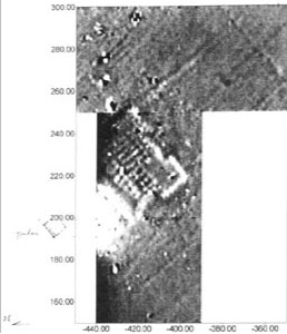 L'image géophysique près de la tour du Zendan-i Solaiman (à gauche) fait apparaître le plan d'une grande construction aux angles renforcés de tours, prospections conduites par Ch. Benech en 1999.