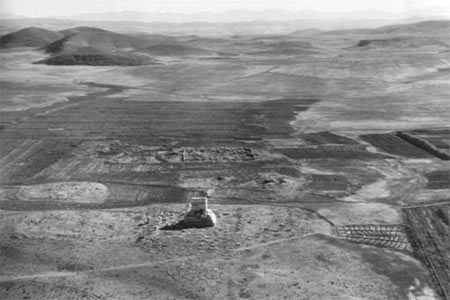 Vue aérienne des environs du tombeau de Cyrus,photo E.F. Schmidt 1935, OI Chicago