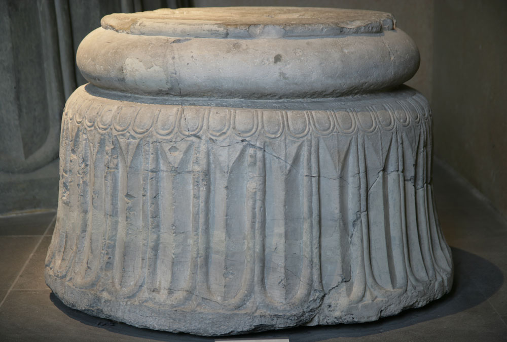 base de colonne (musée du Louvre)