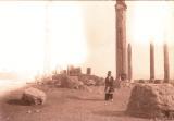 Enfant devant les ruines de Persépolis (titre factice)